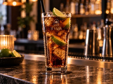 Cocktail im hohen Highballglas mit Barlogo