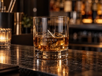 Whiskyglas mit einem dezenten Logo der Bar
