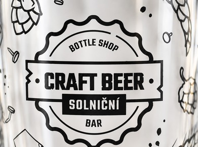 Detail eines markanten Craft-Beer-Logos auf einem Bierglas