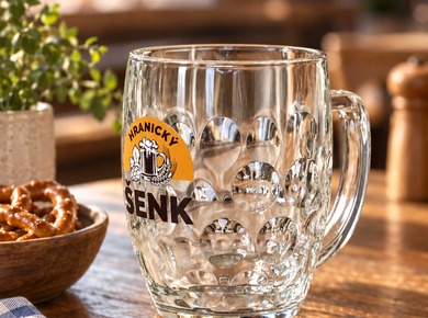 Traditioneller Bierseidel mit farbigem Logo einer regionalen Gaststätte