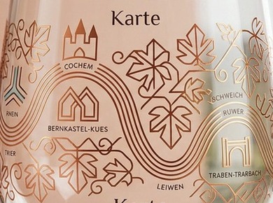 Detail einer professionellen Dekoration auf dem Kelch eines Weinglases