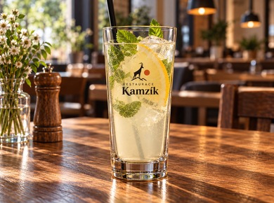 Longdrinkglas mit dem Logo eines Restaurants