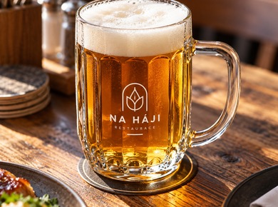 Bierglas mit Restaurantlogo beim Tischservice