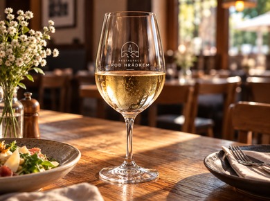 Weinglas mit Restaurantlogo als Teil des Tischservice