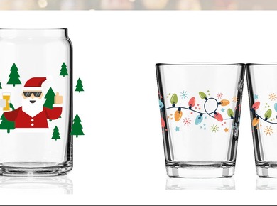 Verschiedene Glasformen mit Weihnachtsdekor für Wintergetränke